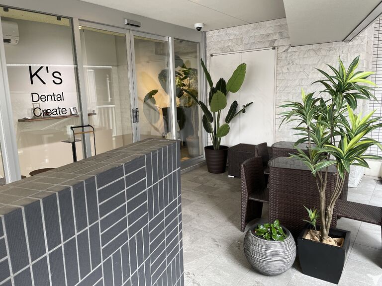 入り口とテラス席