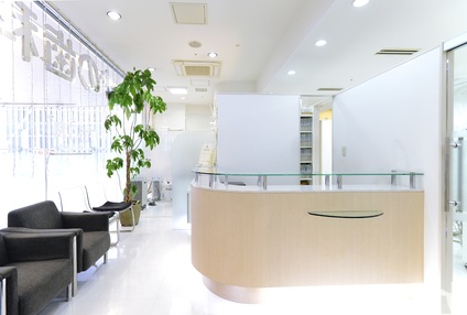 全面ガラス張りの待合室