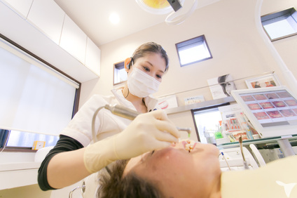 先輩が優しく指導。