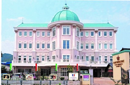 総大理石のお城の様な建物