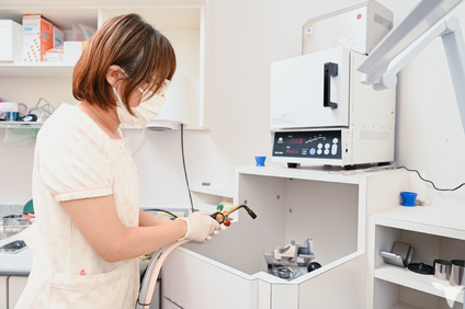 医院内の技工室にて鋳造