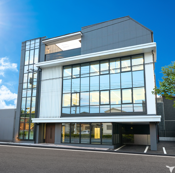 新しい４階建ての建物です