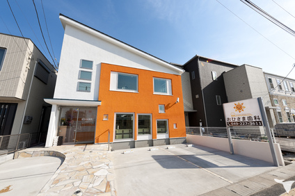 オレンジ色の建物が目印