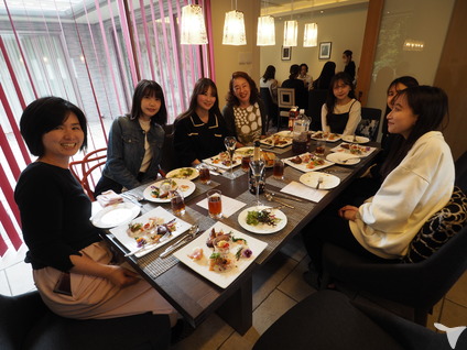 スタッフと楽しい食事会