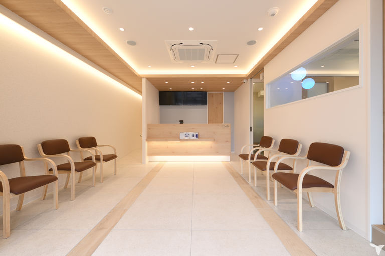 広々とした待合室、受付