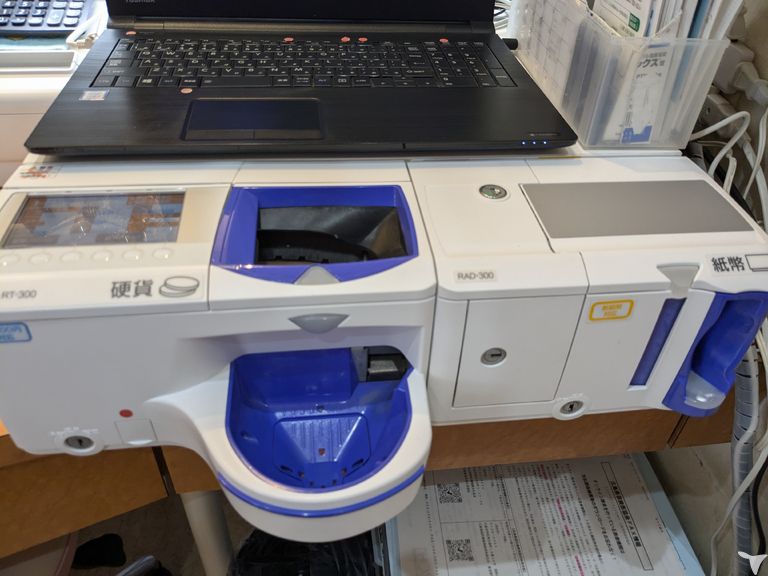 受付に自動釣銭機を導入
