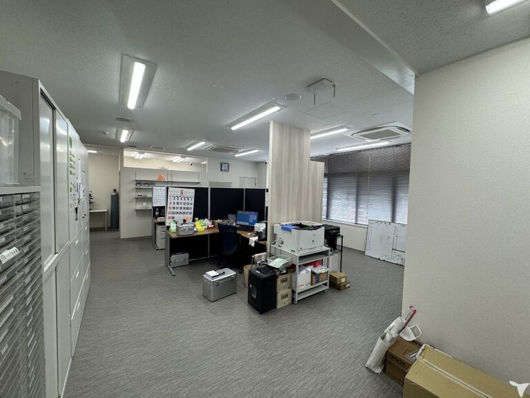 広々としたセールスルーム